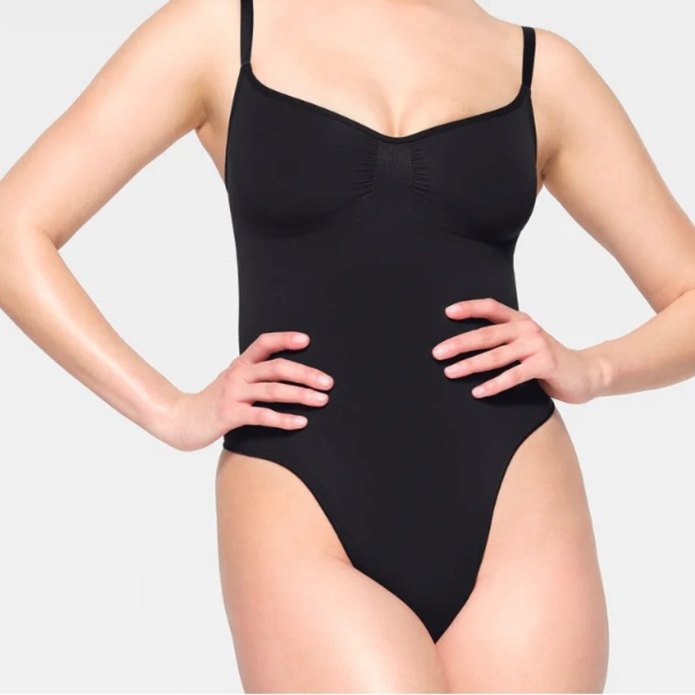 SKIMS NWOT SEAMLESS SCULPT THONG BODYSUIT
